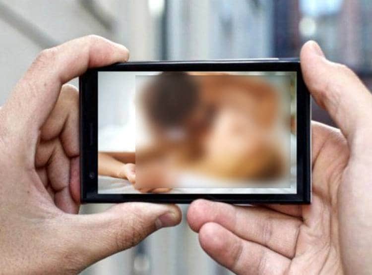 सुनसान इलाके में डेट पर थी लड़की, दो लड़कों ने कपड़े उतरवाए, फ‍िर...