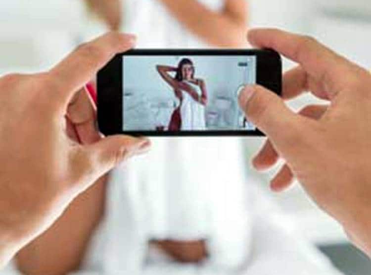 सुनसान इलाके में डेट पर थी लड़की, दो लड़कों ने कपड़े उतरवाए, फ‍िर...