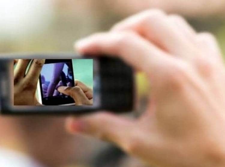 सुनसान इलाके में डेट पर थी लड़की, दो लड़कों ने कपड़े उतरवाए, फ‍िर...