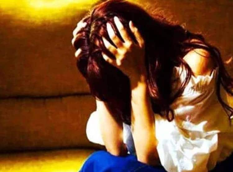 पुलिस की वर्दी में घर में घुसे, किडनैप कर पिता के सामने बेट‍ियों से रेप