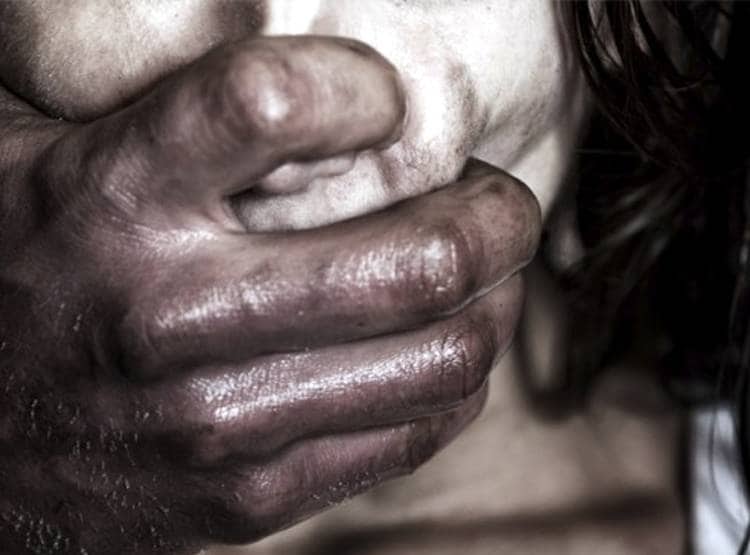 पुलिस की वर्दी में घर में घुसे, किडनैप कर पिता के सामने बेट‍ियों से रेप