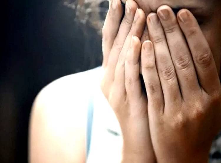 पुलिस की वर्दी में घर में घुसे, किडनैप कर पिता के सामने बेट‍ियों से रेप