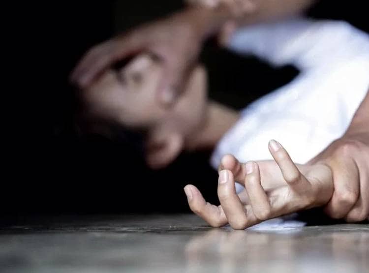 पुलिस की वर्दी में घर में घुसे, किडनैप कर पिता के सामने बेट‍ियों से रेप