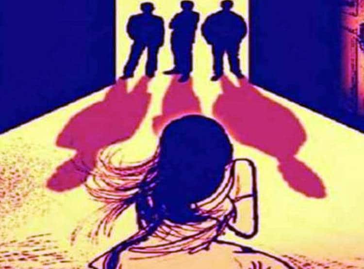 मह‍िला का गैंगरेप कर बनाया वीड‍ियो, ब्लैकमेल कर बेटी पर डाली गंदी नजर