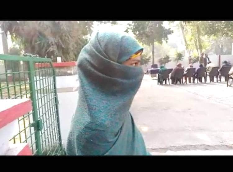 मह‍िला का गैंगरेप कर बनाया वीड‍ियो, ब्लैकमेल कर बेटी पर डाली गंदी नजर