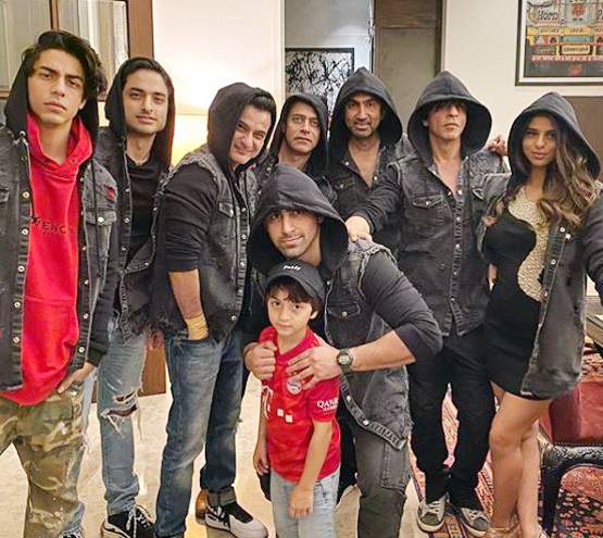 दोस्तों संग शाहरुख-गौरी ने मनाया नया साल, देखें सेलेब्रेशन की तस्वीरें