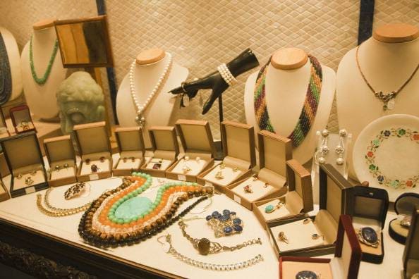 US-ईरान में तनाव से निवेशक घबराए, सोना चमका, तेजी की 10 वजहें