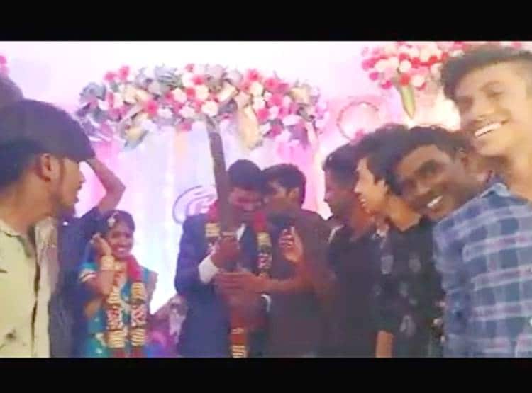 मैर‍िज र‍िसेप्शन में तलवार से केक काट रहा था दूल्हा, पहुंचा थाने