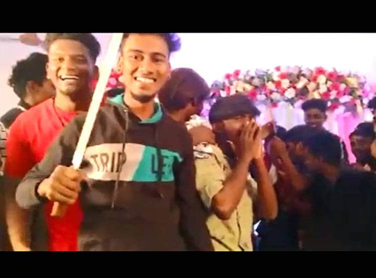 मैर‍िज र‍िसेप्शन में तलवार से केक काट रहा था दूल्हा, पहुंचा थाने