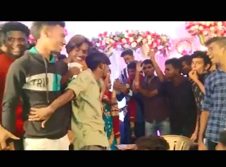 मैर‍िज र‍िसेप्शन में तलवार से केक काट रहा था दूल्हा, पहुंचा थाने