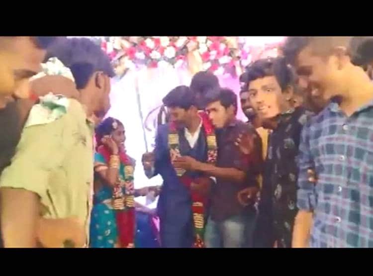 मैर‍िज र‍िसेप्शन में तलवार से केक काट रहा था दूल्हा, पहुंचा थाने