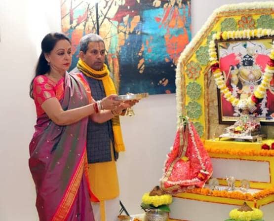 हेमा मालिनी ने मथुरा स्थित घर पर रखा भागवत गीता का कार्यक्रम, फोटोज