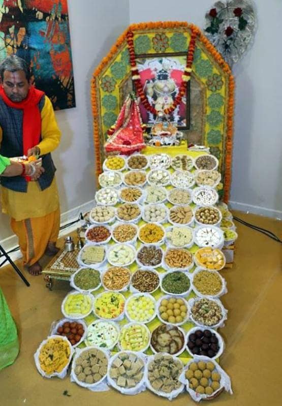 हेमा मालिनी ने मथुरा स्थित घर पर रखा भागवत गीता का कार्यक्रम, फोटोज