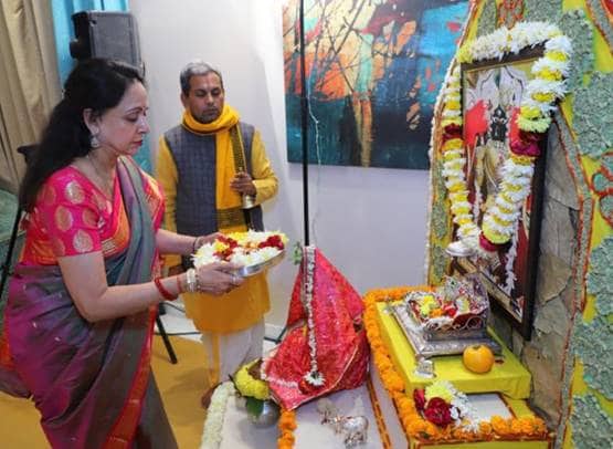 हेमा मालिनी ने मथुरा स्थित घर पर रखा भागवत गीता का कार्यक्रम, फोटोज