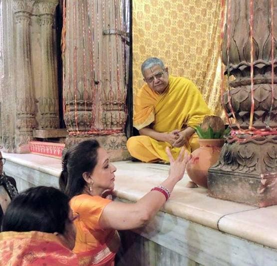 हेमा मालिनी ने मथुरा स्थित घर पर रखा भागवत गीता का कार्यक्रम, फोटोज