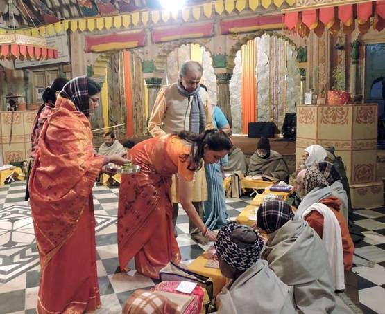 हेमा मालिनी ने मथुरा स्थित घर पर रखा भागवत गीता का कार्यक्रम, फोटोज