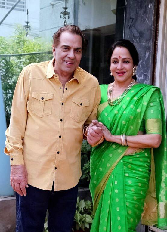 हेमा मालिनी ने मथुरा स्थित घर पर रखा भागवत गीता का कार्यक्रम, फोटोज