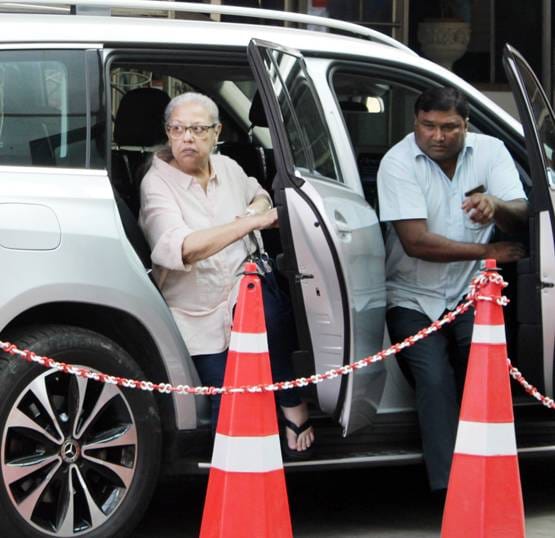 शबाना आजमी का हाल लेने अस्पताल पहुंचे बॉलीवुड सितारे, Photos