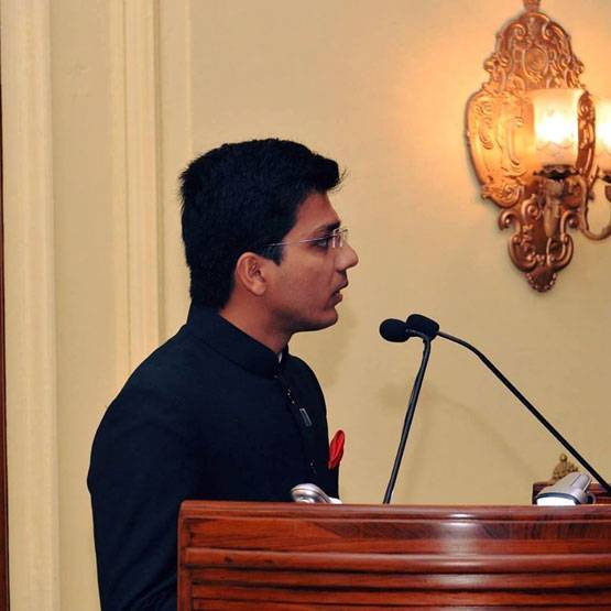 जूते की दुकान में बैठता था बेटा, पिता ने कहा- कलेक्टर बनो, ऐसे बन गया IAS