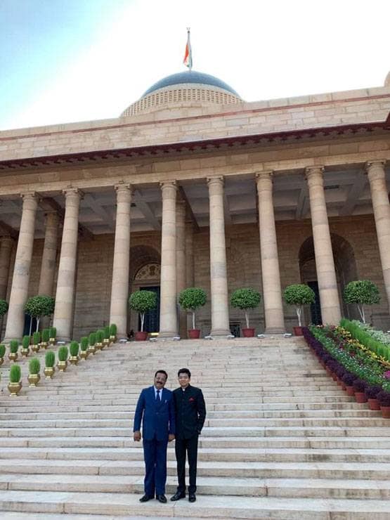 जूते की दुकान में बैठता था बेटा, पिता ने कहा- कलेक्टर बनो, ऐसे बन गया IAS