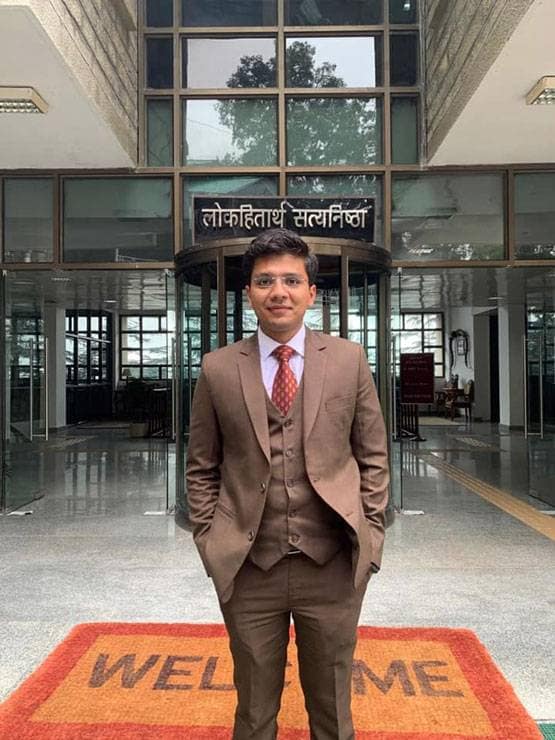 जूते की दुकान में बैठता था बेटा, पिता ने कहा- कलेक्टर बनो, ऐसे बन गया IAS