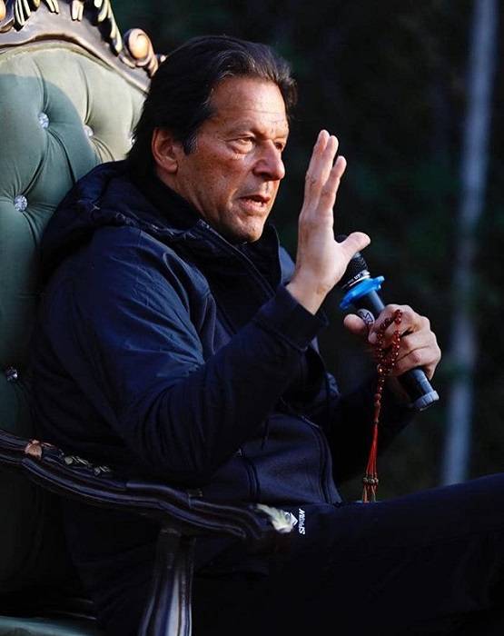 इमरान की नई चाल- युवाओं को 'बंदूक', इंटरनेट को बना रहे 'गोली'