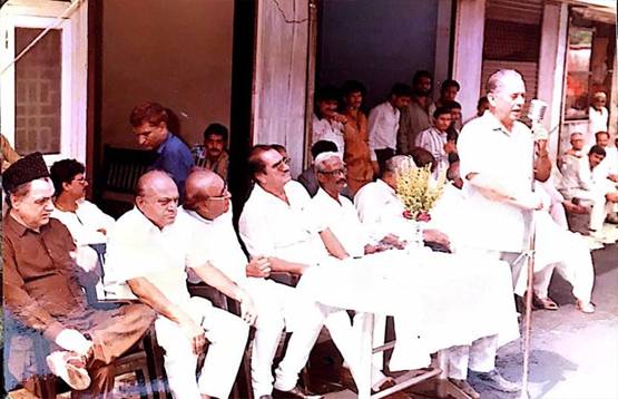 इंदिरा ही नहीं राजीव और बाल ठाकरे के साथ भी हैं करीम लाला की तस्वीरें