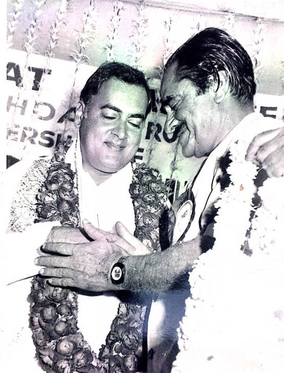 इंदिरा ही नहीं राजीव और बाल ठाकरे के साथ भी हैं करीम लाला की तस्वीरें