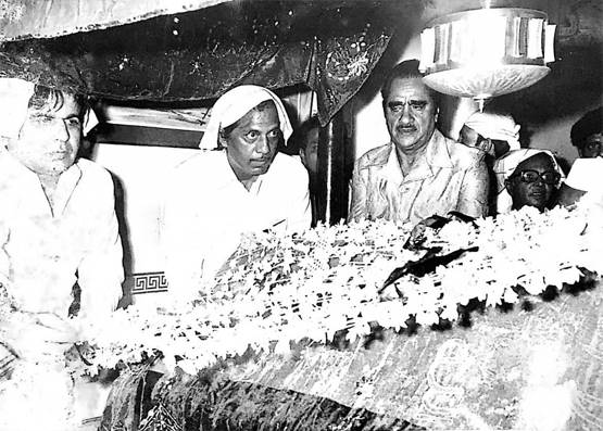 इंदिरा ही नहीं राजीव और बाल ठाकरे के साथ भी हैं करीम लाला की तस्वीरें