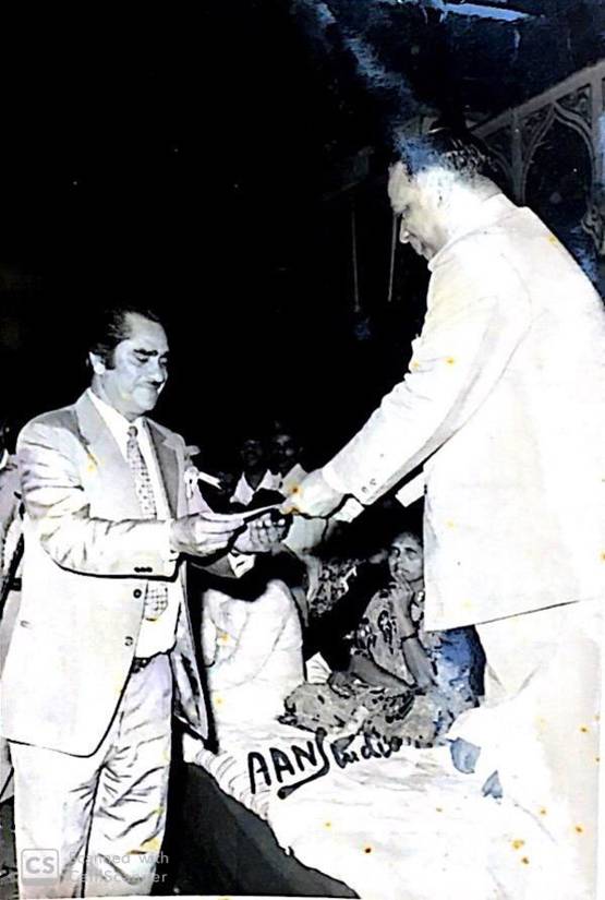 इंदिरा ही नहीं राजीव और बाल ठाकरे के साथ भी हैं करीम लाला की तस्वीरें