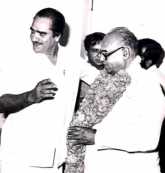 इंदिरा ही नहीं राजीव और बाल ठाकरे के साथ भी हैं करीम लाला की तस्वीरें