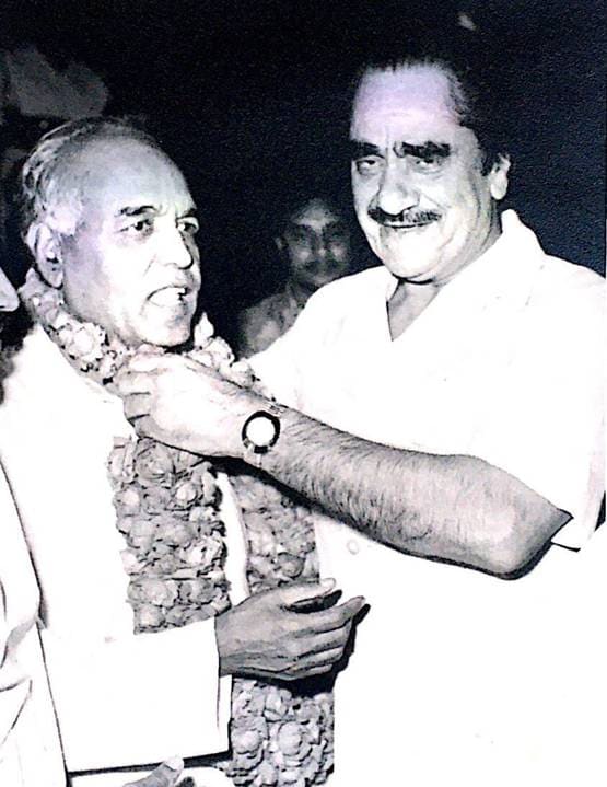 इंदिरा ही नहीं राजीव और बाल ठाकरे के साथ भी हैं करीम लाला की तस्वीरें