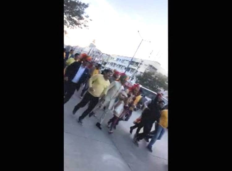 11 KM दौड़कर बारात लेकर पहुंचा दूल्हा, बाराती भी दौड़े, दुल्हन इंप्रेस