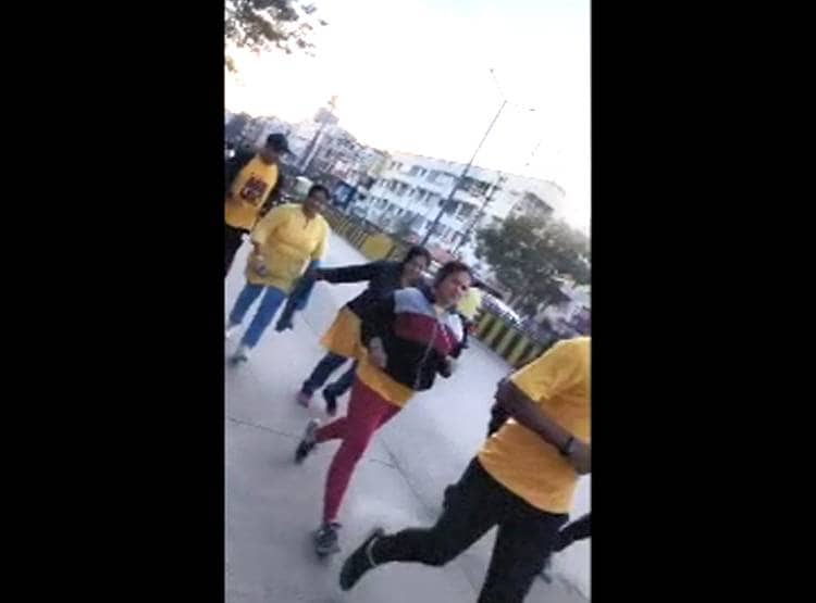 11 KM दौड़कर बारात लेकर पहुंचा दूल्हा, बाराती भी दौड़े, दुल्हन इंप्रेस