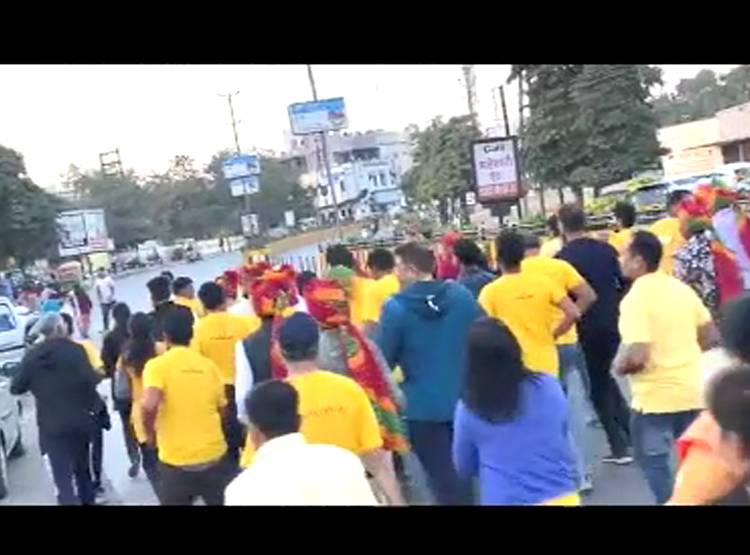 11 KM दौड़कर बारात लेकर पहुंचा दूल्हा, बाराती भी दौड़े, दुल्हन इंप्रेस