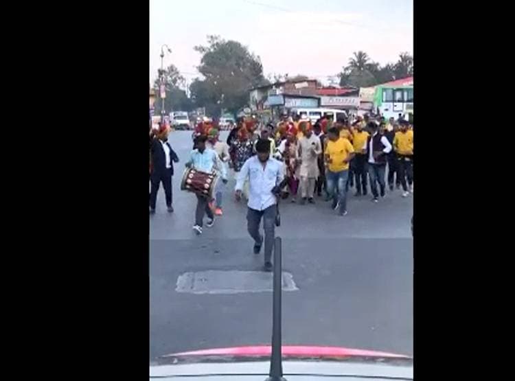 11 KM दौड़कर बारात लेकर पहुंचा दूल्हा, बाराती भी दौड़े, दुल्हन इंप्रेस