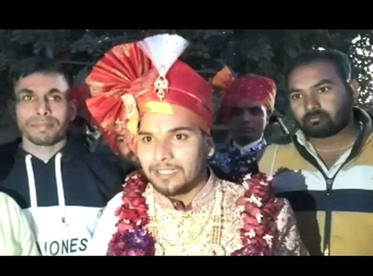 11 KM दौड़कर बारात लेकर पहुंचा दूल्हा, बाराती भी दौड़े, दुल्हन इंप्रेस