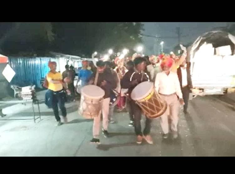 11 KM दौड़कर बारात लेकर पहुंचा दूल्हा, बाराती भी दौड़े, दुल्हन इंप्रेस