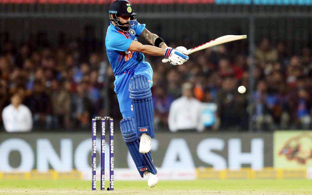 कोहली के बल्ले ने उगले रिकॉर्ड्स, रोहित और धोनी से निकले आगे