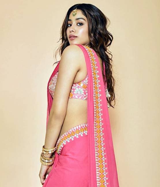 ट्रेडिशनल आउटफिट में जाह्नवी कपूर, साड़ी में दिखा ग्लैमरस लुक