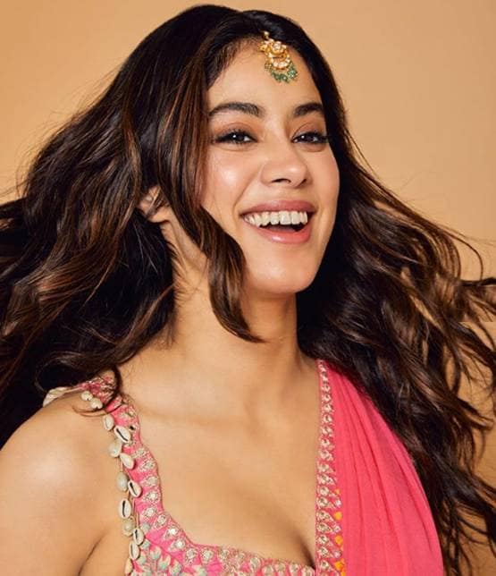 ट्रेडिशनल आउटफिट में जाह्नवी कपूर, साड़ी में दिखा ग्लैमरस लुक