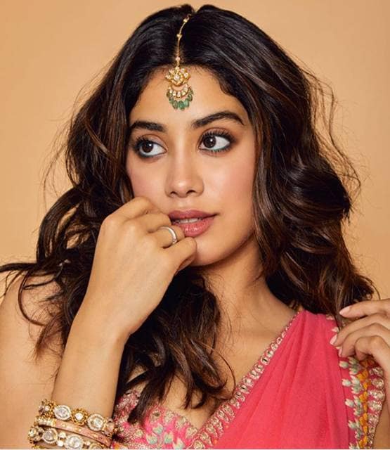 ट्रेडिशनल आउटफिट में जाह्नवी कपूर, साड़ी में दिखा ग्लैमरस लुक