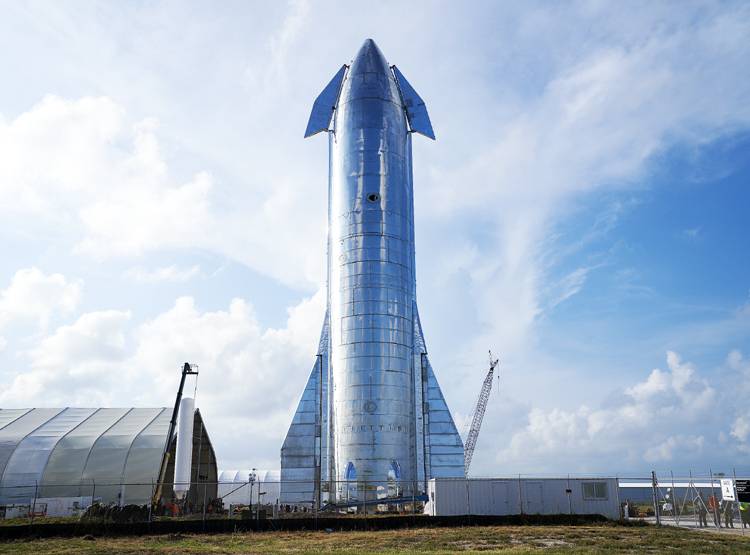 इस अरबपति को चाहिए गर्लफ्रेंड, ले जाएगा चांद की सैर पर