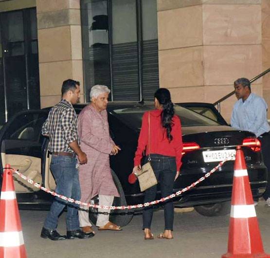 मुंबई के अस्पताल में शिफ्ट हुईं शबाना आजमी, मिलने पहुंचा परिवार