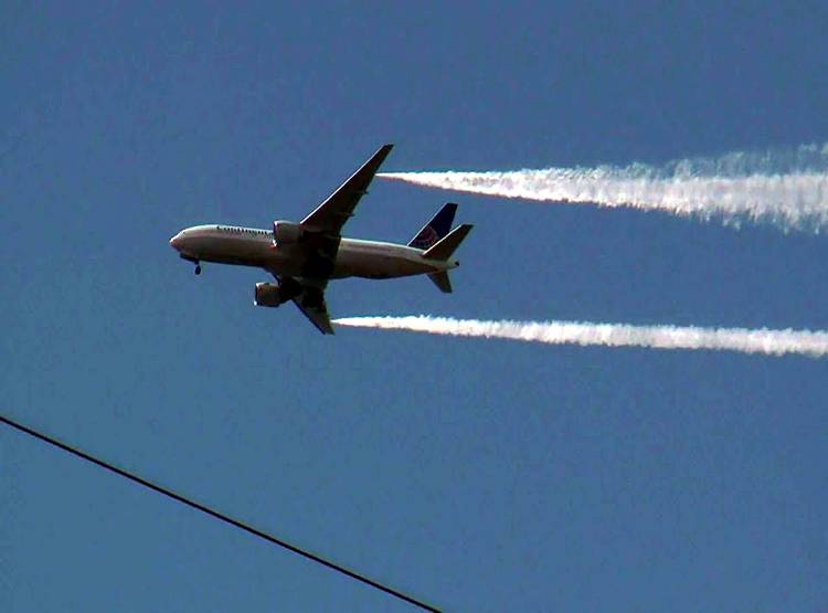 आसमान से स्कूल पर गिरने लगा विमान का ईंधन, 20 बच्चों समेत 60 घायल