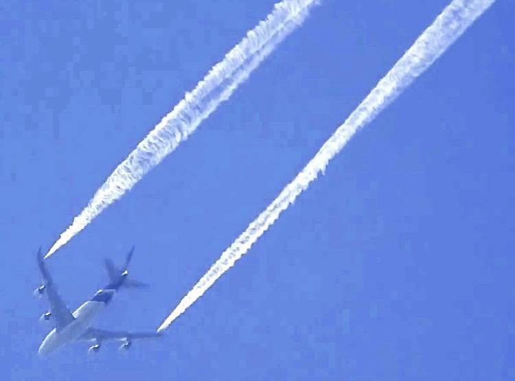 आसमान से स्कूल पर गिरने लगा विमान का ईंधन, 20 बच्चों समेत 60 घायल