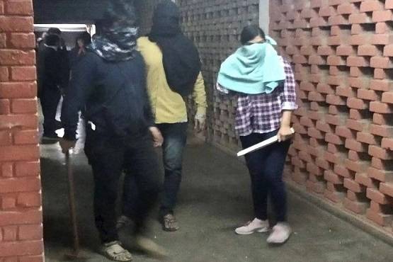 JNU: तस्वीरों में देखें, अंधेरा होते ही कैसे मचा कहर, 25 घायल