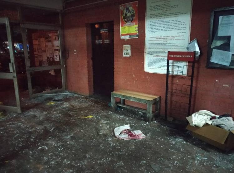 बिखरे शीशे, टूटे फर्नीचर और गेट, देखें JNU हिंसा की तस्वीरें