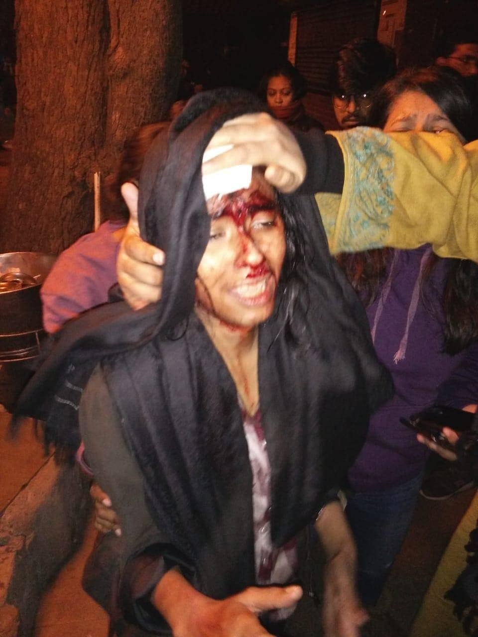 बिखरे शीशे, टूटे फर्नीचर और गेट, देखें JNU हिंसा की तस्वीरें