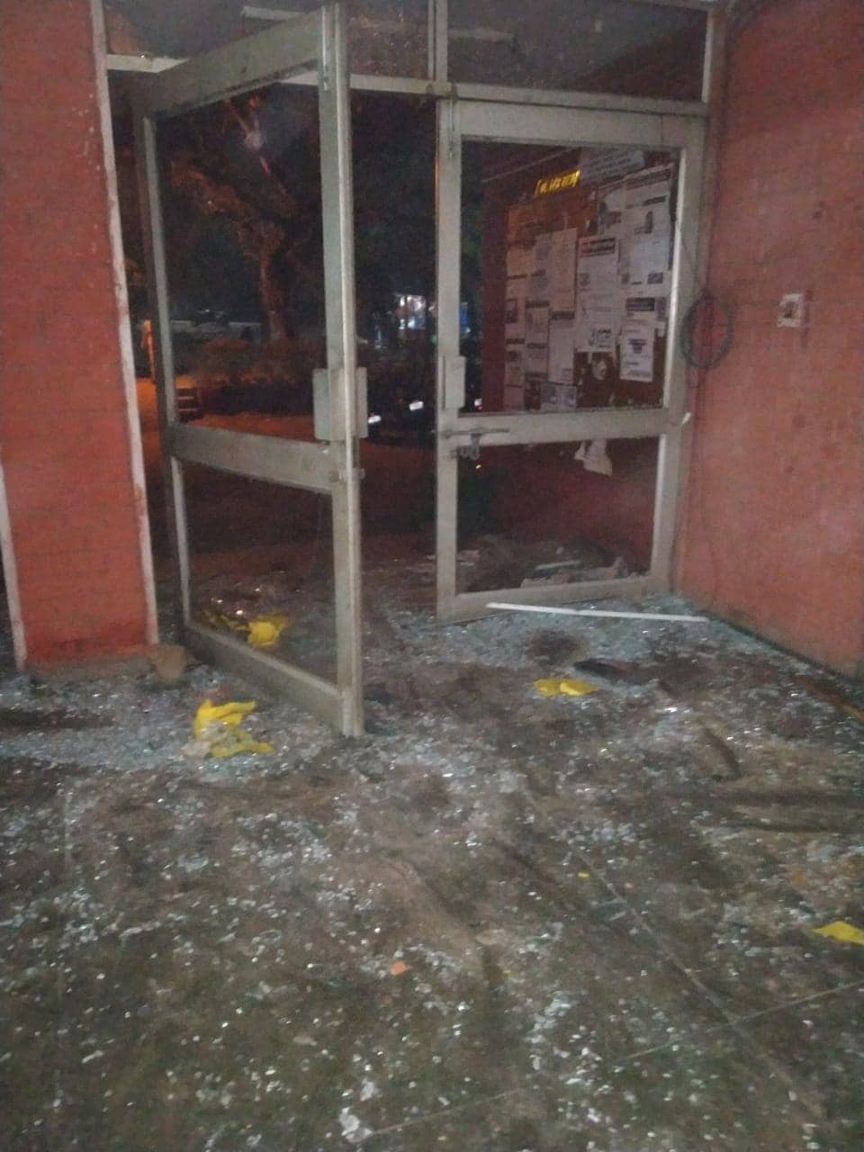 बिखरे शीशे, टूटे फर्नीचर और गेट, देखें JNU हिंसा की तस्वीरें